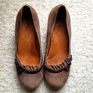 Womens size 8 wide. Taupe Suede Naya heels.